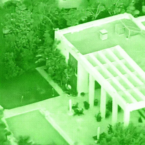 פצצות תאורה נורות לכיוון הוילה של נתניהו בקיסריה